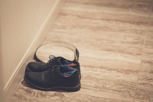 地板上的黑色皮鞋 · 免费素材图片