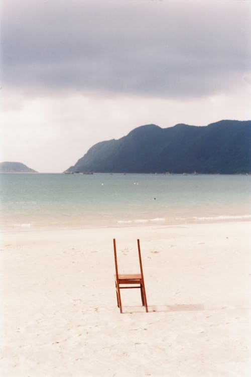 棕色木椅 · 免费素材图片