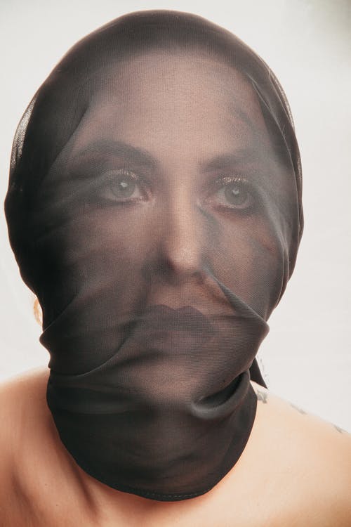 女人覆盖黑色网眼膜 · 免费素材图片