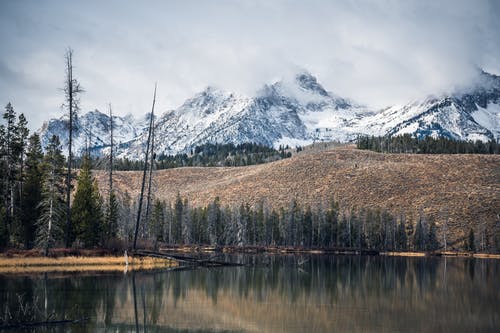 在白雪覆盖的山附近的湖照片 · 免费素材图片