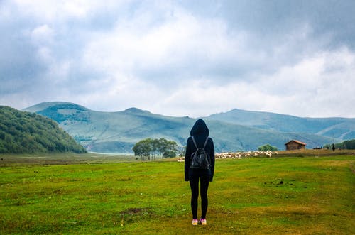 站在绿草地上的女人 · 免费素材图片