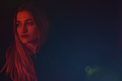 夜间穿黑上衣的女人 · 免费素材图片
