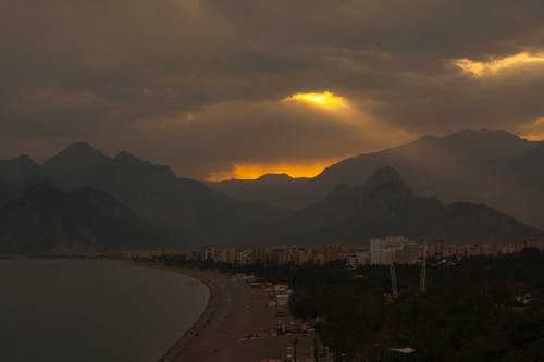 黄金时段和山 · 免费素材图片