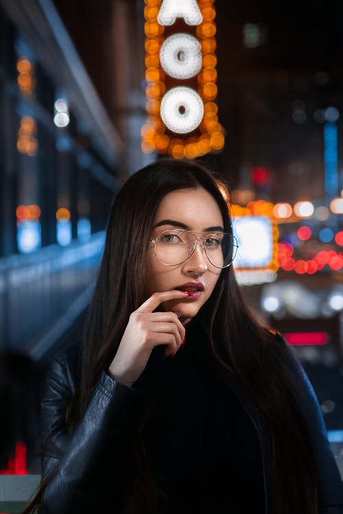 女人在夜间抱着她的嘴唇 · 免费素材图片