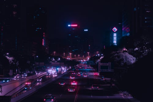 夜间道路上的车辆 · 免费素材图片