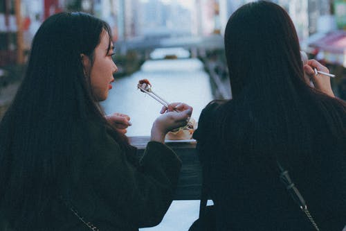 两个女人吃的照片 · 免费素材图片