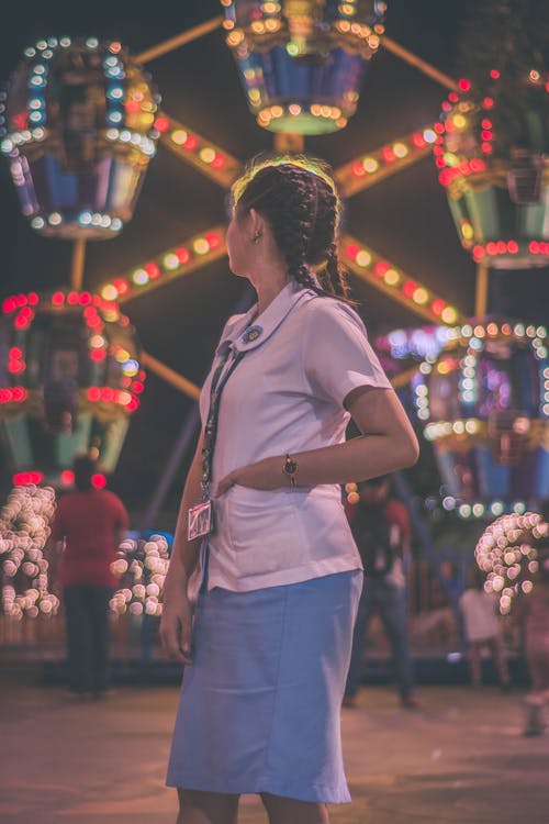 女人穿着白色和蓝色的制服 · 免费素材图片