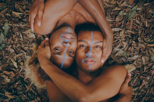 两人躺在干树叶上 · 免费素材图片