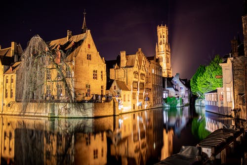 夜间被水淹没的城市 · 免费素材图片