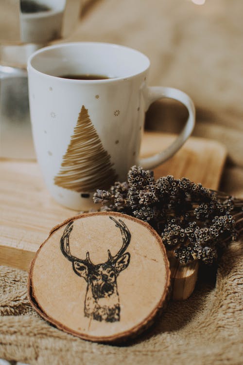 在木头上的黑鹿烙画艺术 · 免费素材图片