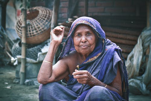 女人穿着蓝色的围巾 · 免费素材图片