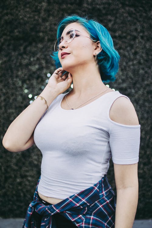 蓝头发的女人的照片 · 免费素材图片