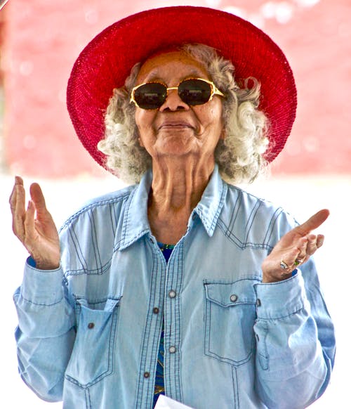 女人戴着红色的帽子和太阳镜 · 免费素材图片