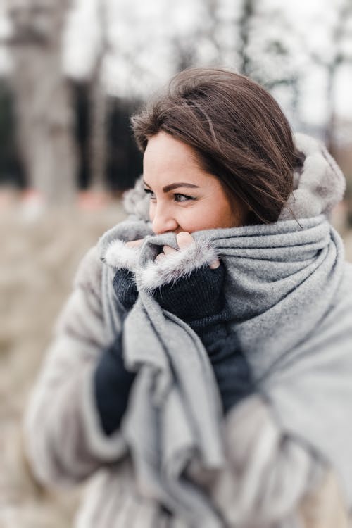 穿灰色围巾的女人的选择性聚焦摄影 · 免费素材图片