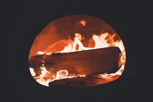 在壁炉中燃烧木材的特写照片 · 免费素材图片