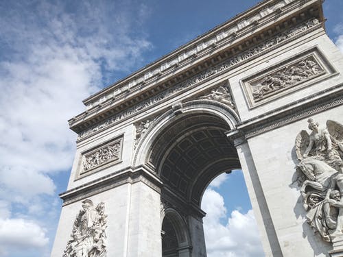 法国巴黎凯旋门纪念碑的低角度照片 · 免费素材图片