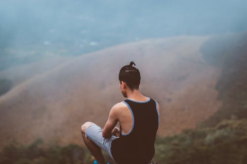 坐在山顶上的男人 · 免费素材图片