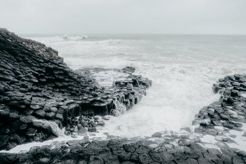 海滨灰度摄影 · 免费素材图片