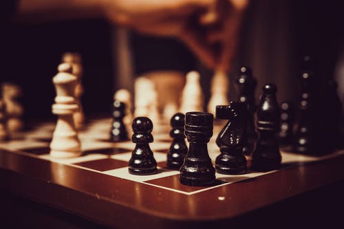 国际象棋棋盘上的黑白棋子 · 免费素材图片