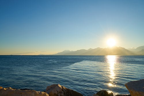 在蓝天下山附近的海 · 免费素材图片