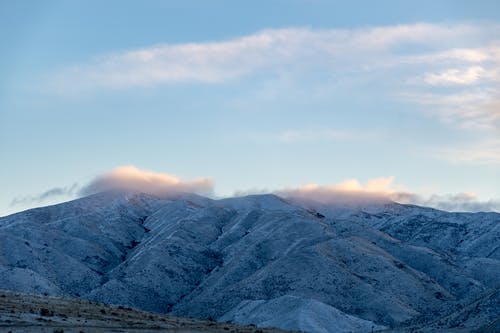 白云下的山 · 免费素材图片