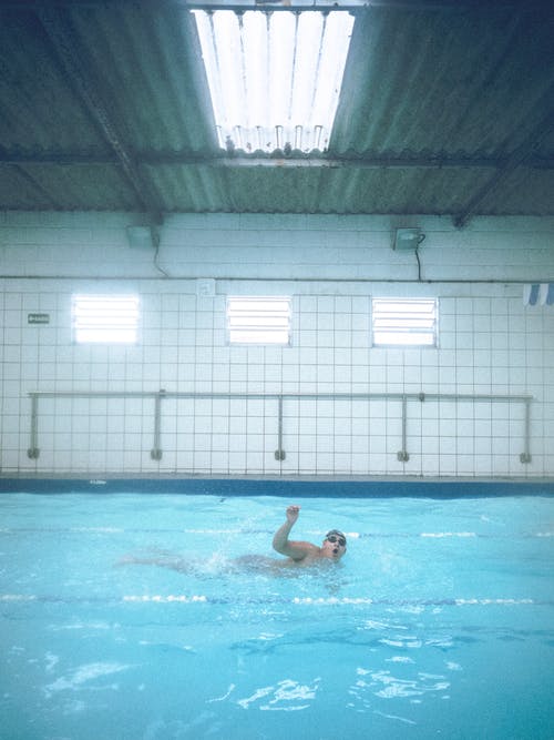 游泳池里的人 · 免费素材图片