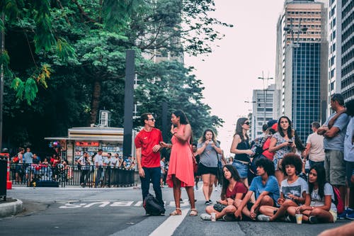 一群人聚集在街上 · 免费素材图片