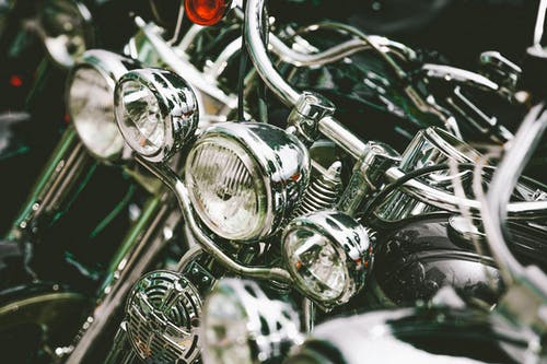 摩托车大灯的特写照片 · 免费素材图片