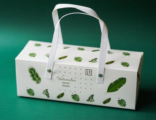 白色和绿色花卉印花纺织品 · 免费素材图片