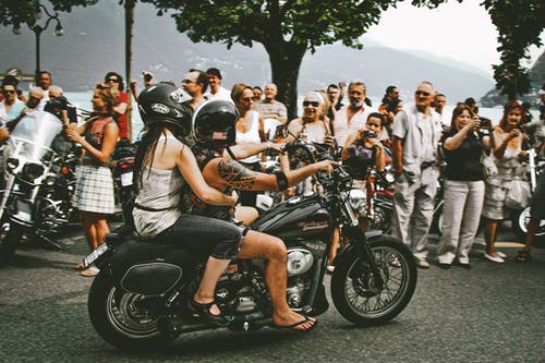 两人驾驶摩托车的照片 · 免费素材图片