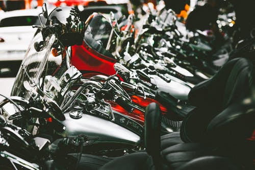 黑色和红色的雅马哈裸体摩托车 · 免费素材图片