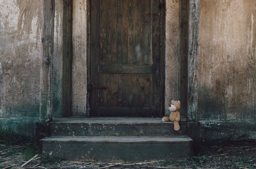木门附近的棕色泰迪熊 · 免费素材图片