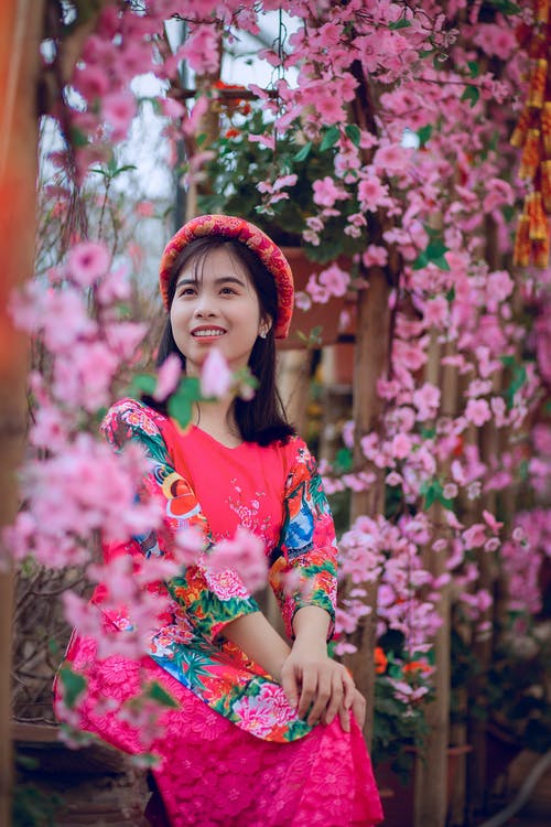 女士粉红色和绿色碎花连衣裙 · 免费素材图片