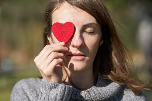 女人抱着心形切出 · 免费素材图片