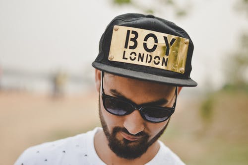 男子戴着帽子和太阳镜的照片 · 免费素材图片