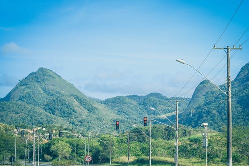 蓝天下的绿山 · 免费素材图片