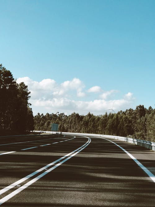 蓝蓝的天空下空荡荡的曲折道路 · 免费素材图片