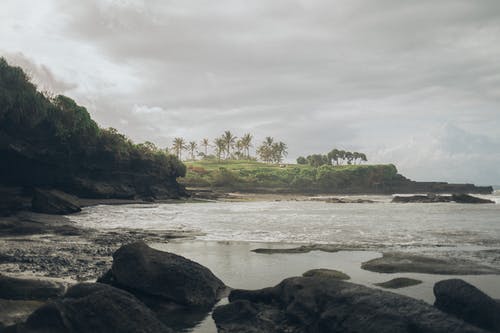 海浪冲上岸 · 免费素材图片