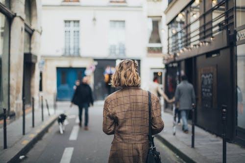 女人走在大街上的选择性聚焦摄影 · 免费素材图片