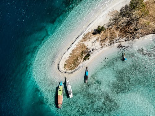 独木舟在海岸上的鸟瞰图 · 免费素材图片