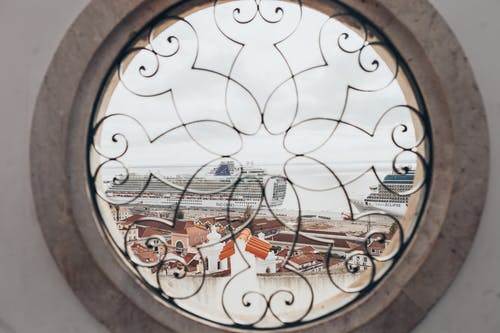 圆形窗户，可欣赏城镇风景 · 免费素材图片