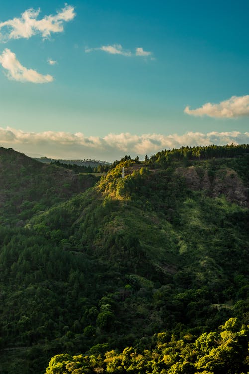 多云的天空下绿山的景色 · 免费素材图片