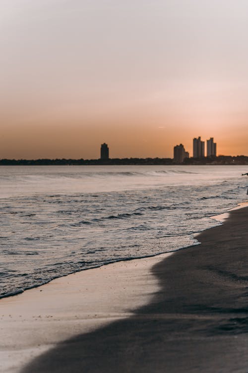 海滩近城市风景 · 免费素材图片