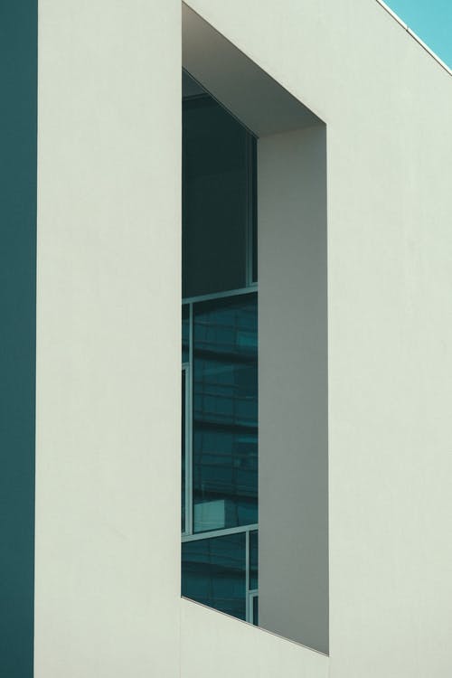 低角度摄影白色混凝土建筑在蓝天下 · 免费素材图片