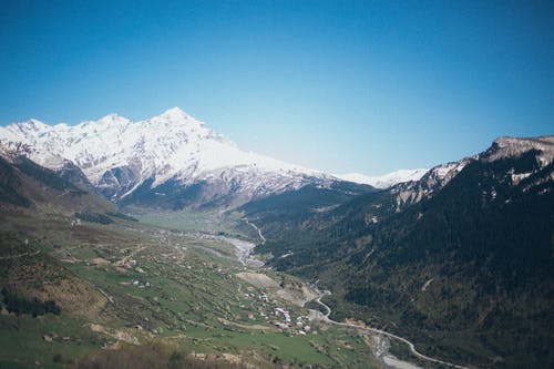 山谷和雪山空中摄影 · 免费素材图片