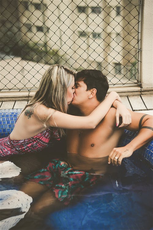 情侣接吻在游泳池的照片 · 免费素材图片
