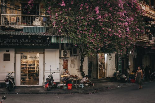 走在白店前的女人 · 免费素材图片