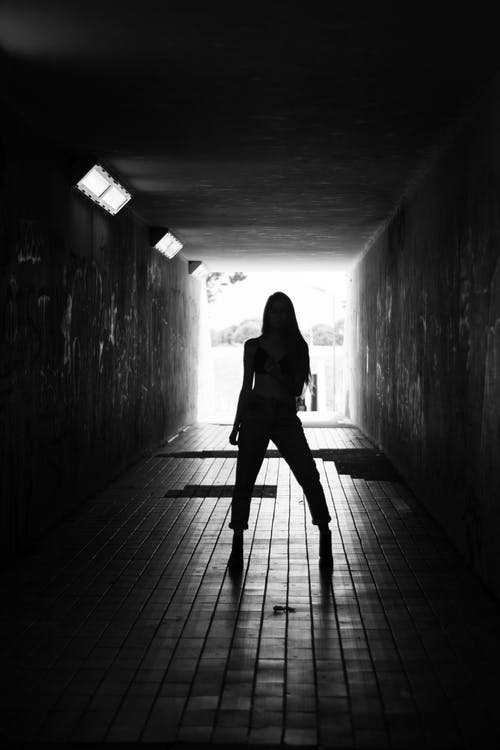 女人站在走廊上的剪影 · 免费素材图片