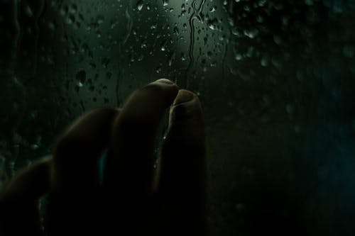 人用滴水触摸窗口 · 免费素材图片