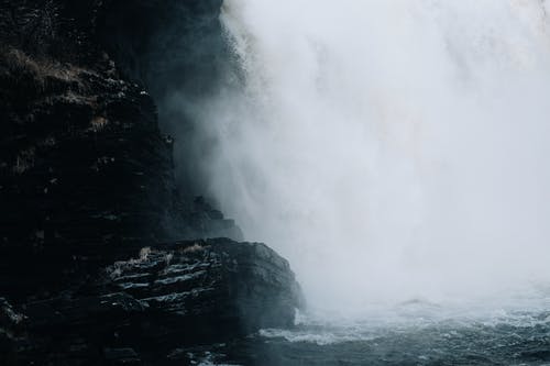 瀑布旁边的黑岩层 · 免费素材图片